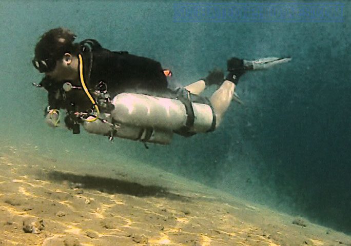 sidemount diving deco cylinders below