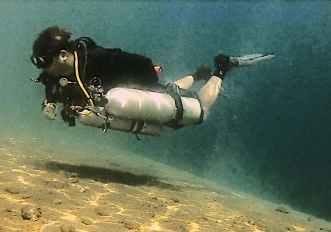 sidemount deco cylinders below