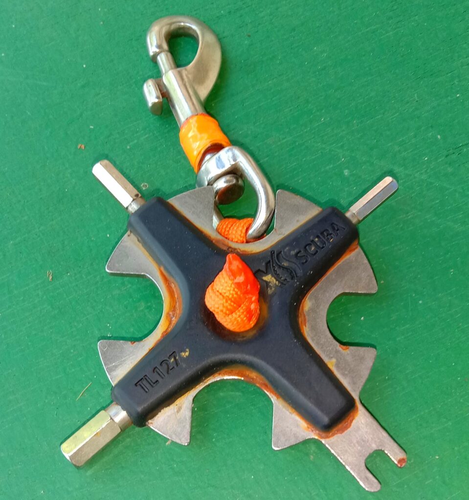 Using bolt snaps on your accessories and clipping them on bungees inside thigh pockets reduces clutter and aids streamling the diver