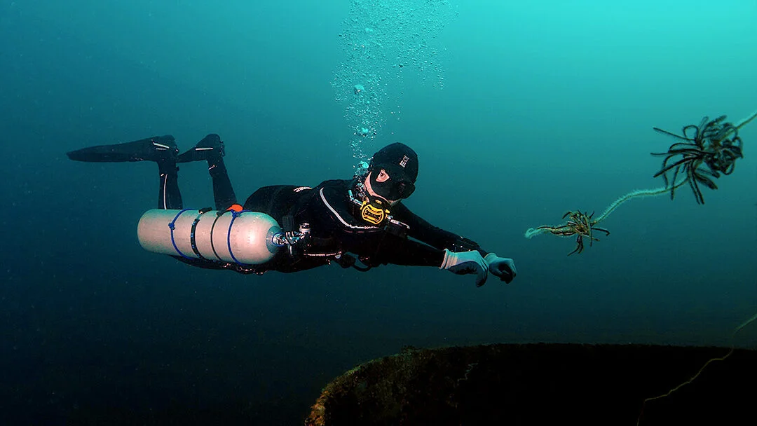 head and arm positioning for Horizontal Hover When Scuba Diving