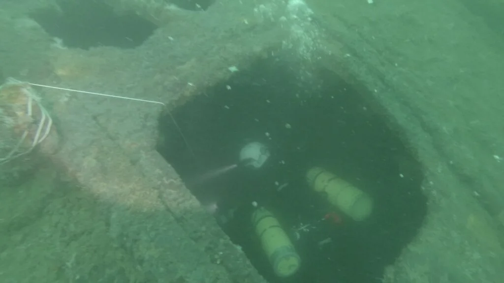 advanced wreck diving team
