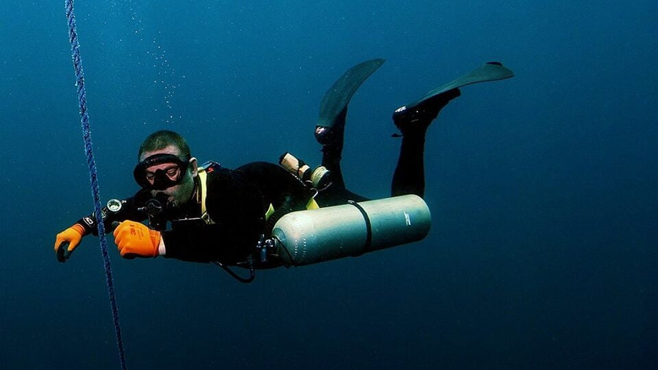 What are the benefits of sidemount diving?