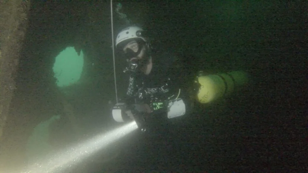 Choose a dive instructor for specialist diving activities