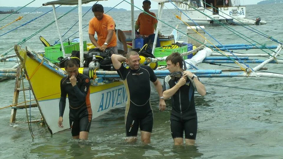 What is the difference between a divemaster and a dive guide?