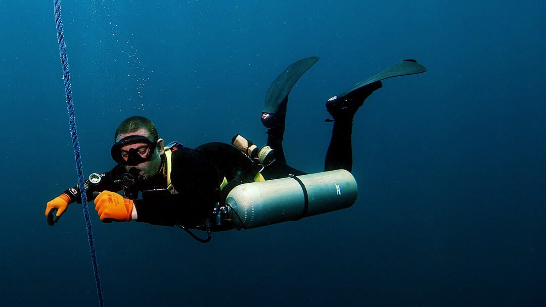 Example of correct sidemount tank band height positioning