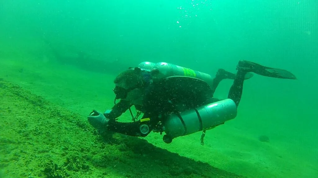 Lost guideline search procedure: deploying and tying off the safety spool