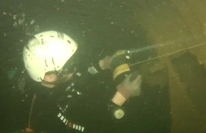 Laying a guideline during advanced wreck training