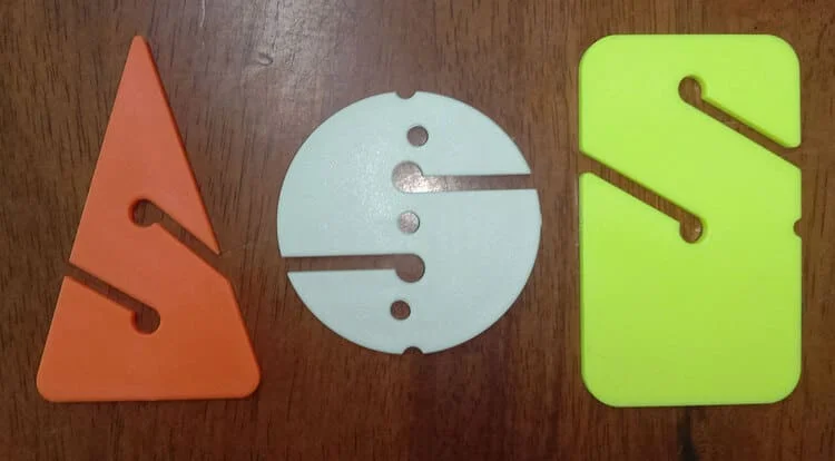 A line arrow, cookie, and referencing exit marker (REM) used as guideline markers in advanced wreck diving.